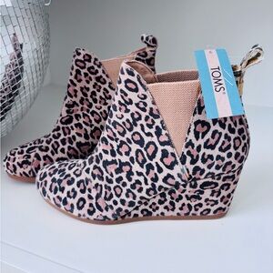 NWT TOMS Kelsey Leopard suede wedge booties